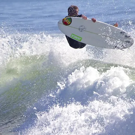 Albergue Oporto Surf Camp *